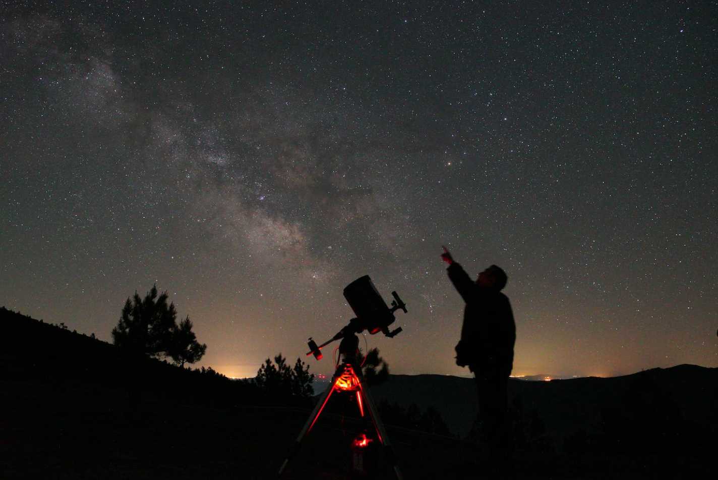 OBSERVACIÓN ASTRONÓMICA CON TELESCOPIO. PARQUE ARQUEOLÓGICO DEL BOTÁNICO