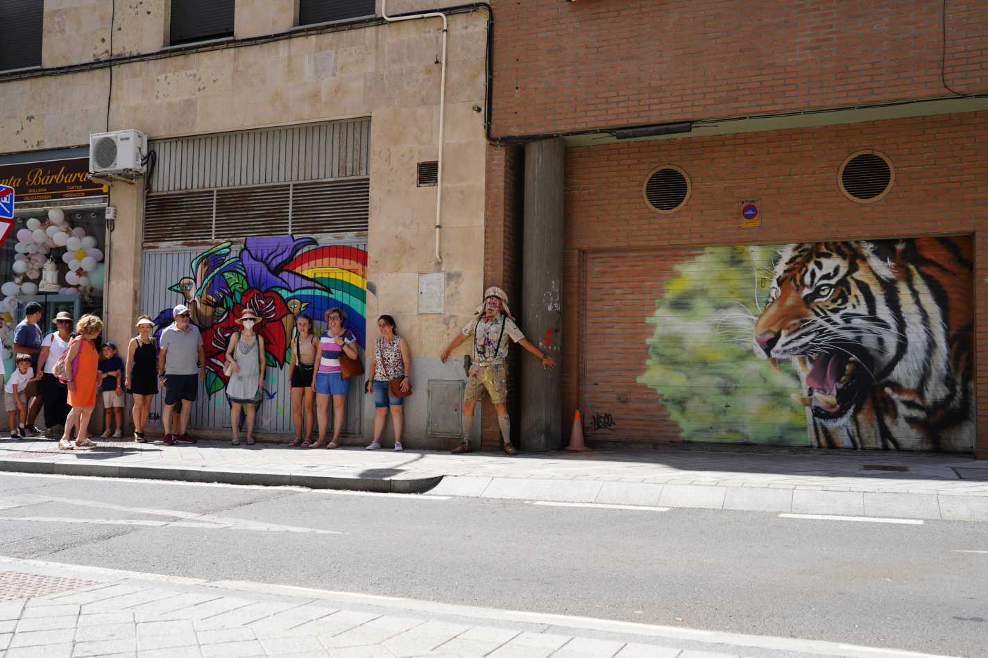 VISITA TEATRALIZADA “SAFARI WEST” POR GALERÍA URBANA DEL BARRIO DEL OESTE