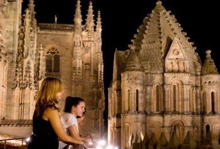 https://salamanca-turismo-prod.gvam.es/uploads/miniaturas/visitas/imagendestacada/33/1779884277_Visita_nocturna_balcon_450.jpg